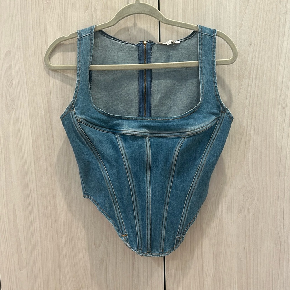 Beautiful Denim Cropped Too with V bottom